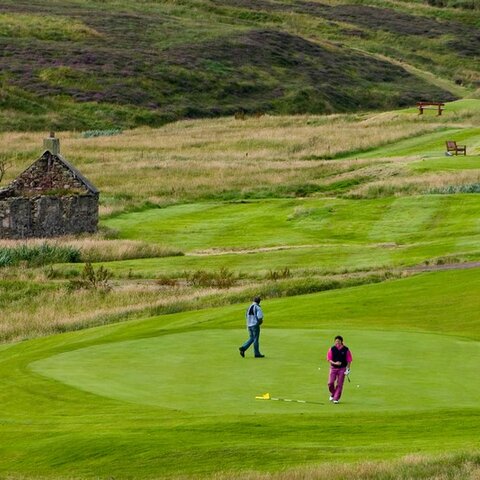 Putting at the 9th. Shetland Open 2006.