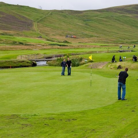 Putting on the 6th. Shetland Open 2006.
